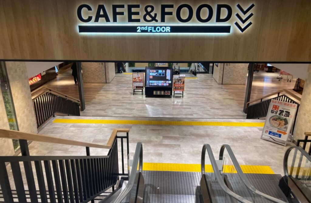 中に入ってエスカレーターへ。飲食エリアを通り抜け、二つ目のエスカレーターで最下階へ。