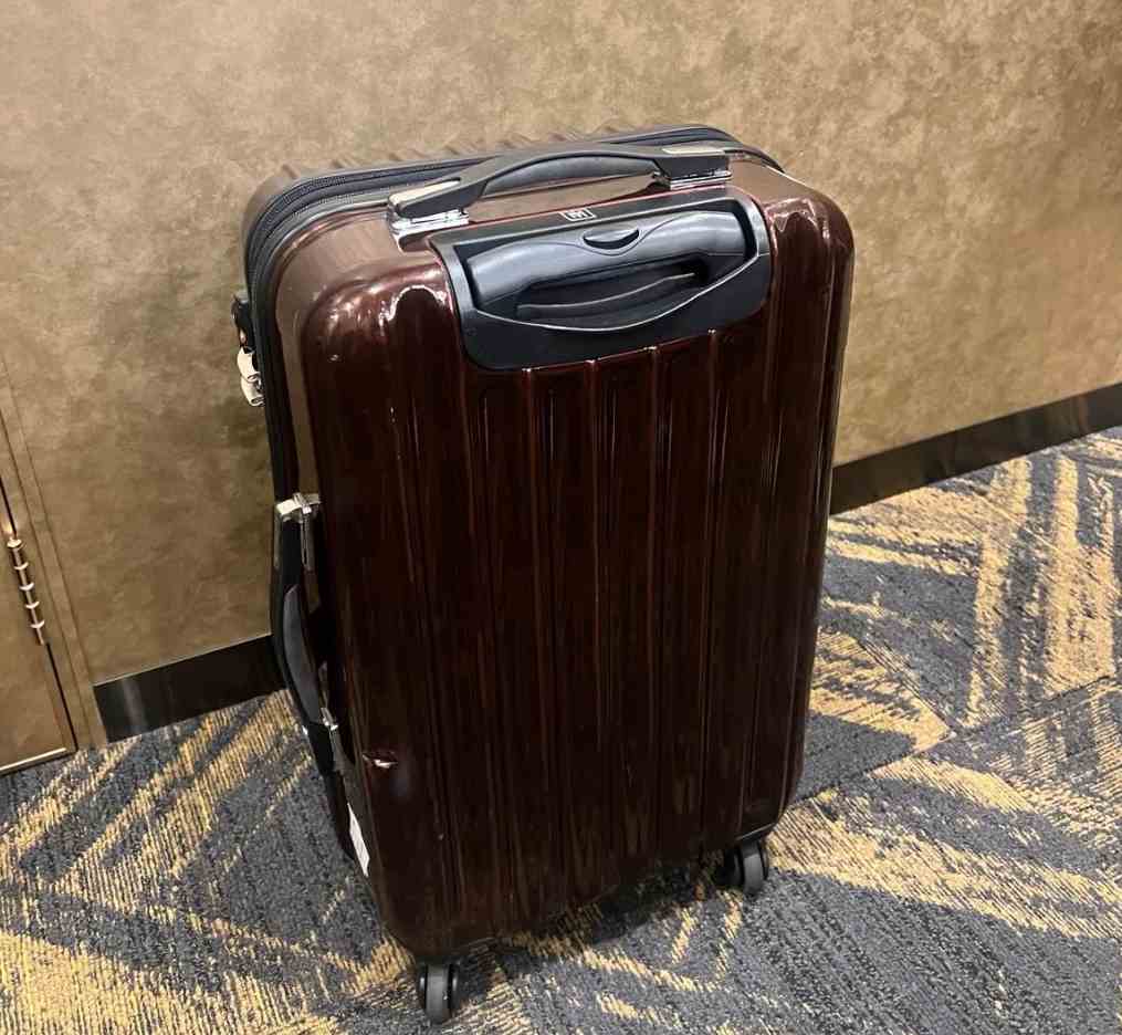 荷物預かりサービスをイメージしたスーツケースの写真
